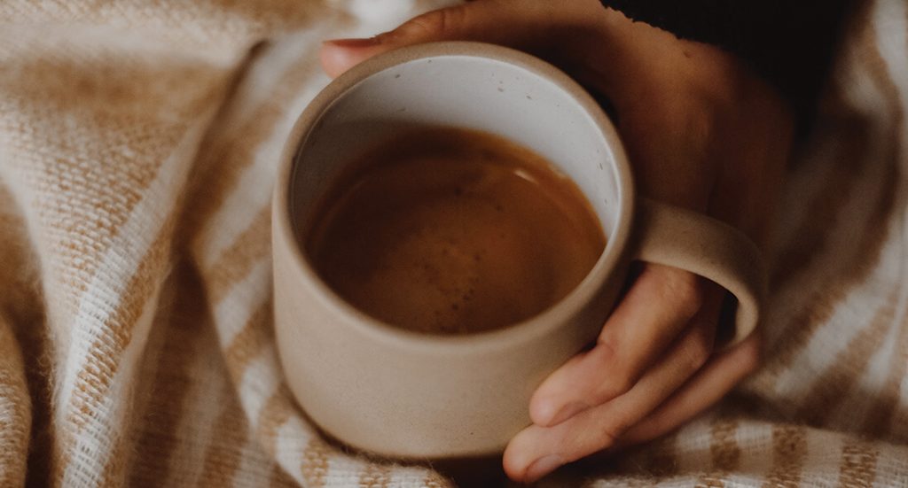 kopp kaffe - bryggt i kaffebryggare med termos