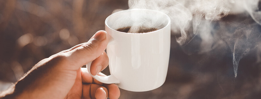 Rykande kopp kaffe