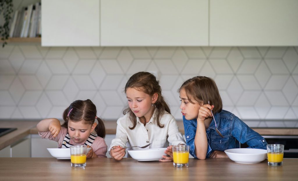 När barnen kommer hem från skolan är de hungriga - introducera recept de kan laga själva!