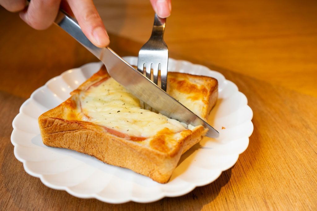 Stek bacon i våffeljärn eller toastmaskin.